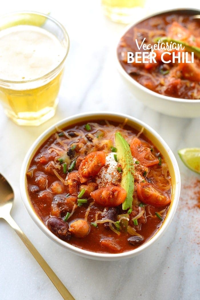 Beer + chili = a match made in heaven! Spice up classic chili and add a bottle of your favorite brew to make this delish Vegetarian Beer Chili! Vegetarian beer chili in a bowl