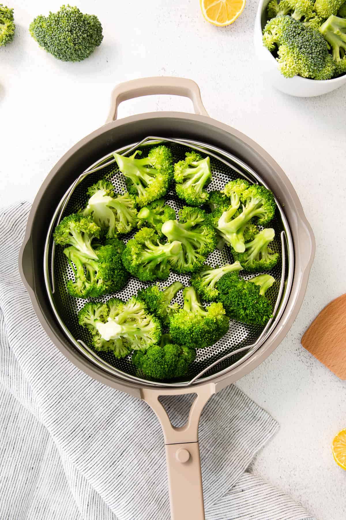 How to steam broccoli in 10 minutes or less. With step-by-step photos & instructions. Learn how to steam broccoli in the microwave, steamer, or in a pan. steamed broccoli in steamer basket