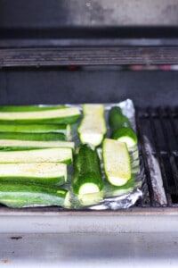 Keywords: zucchini, grill

Grilled zucchini on a foil sheet.