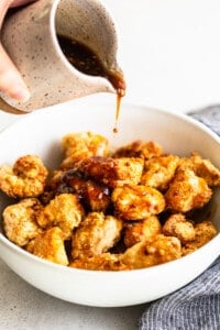 adding sauce to chicken
