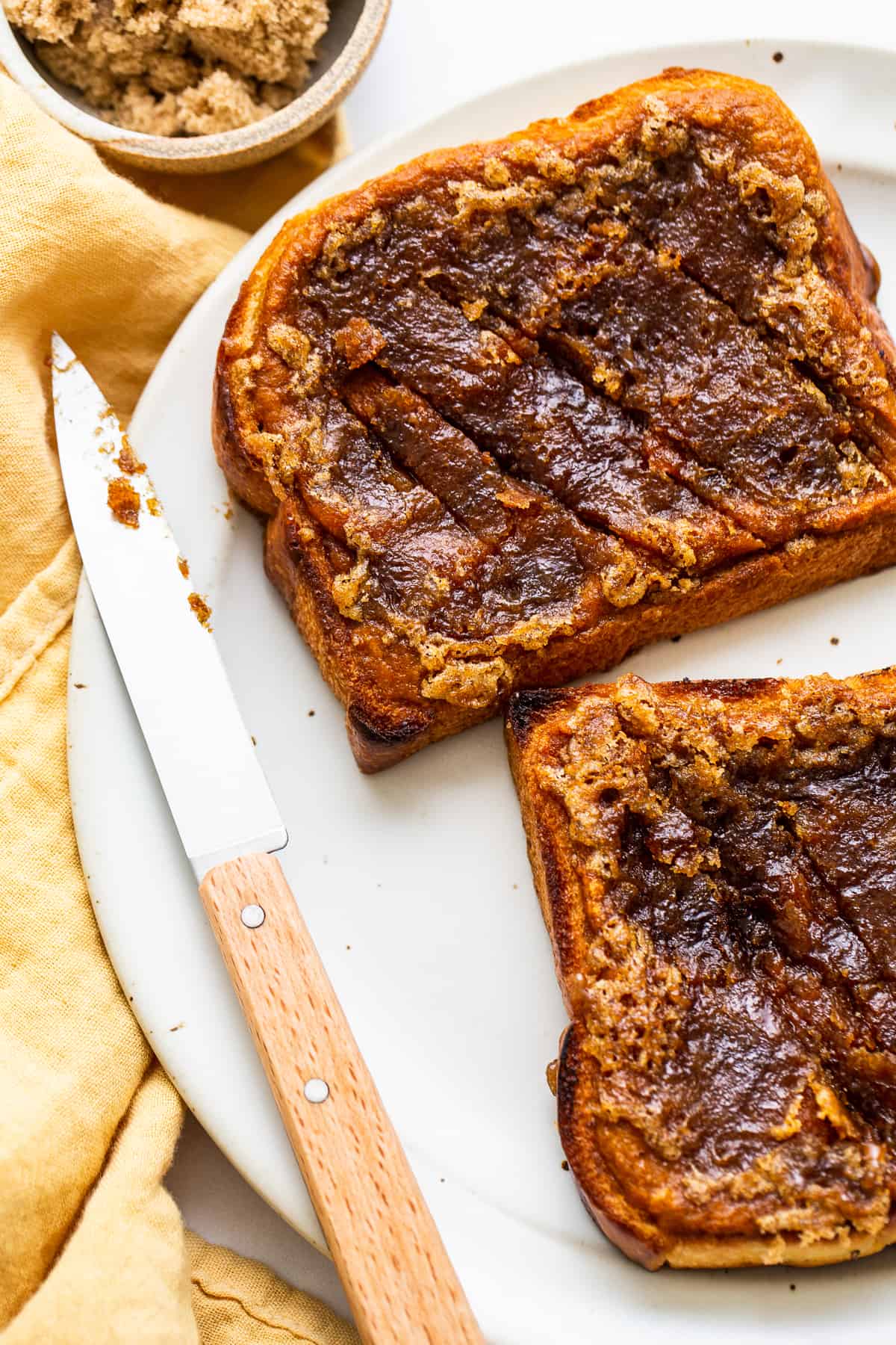 This Pumpkin Creme Brûlée French Toast is everything you love about creme brûlée in French toast form. Brunch never tasted so good! Pumpkin creme brulee french toast on a plate.