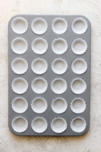 En muffinsform med en del cupcakes i.